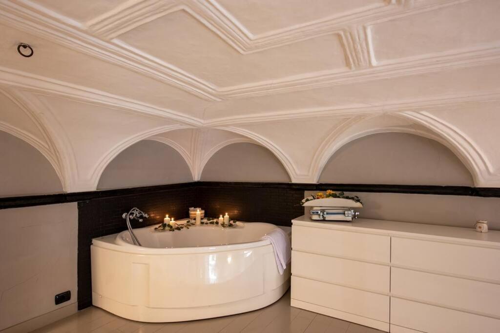 Elegant Two-level With In-room Tub Apartment Genoa