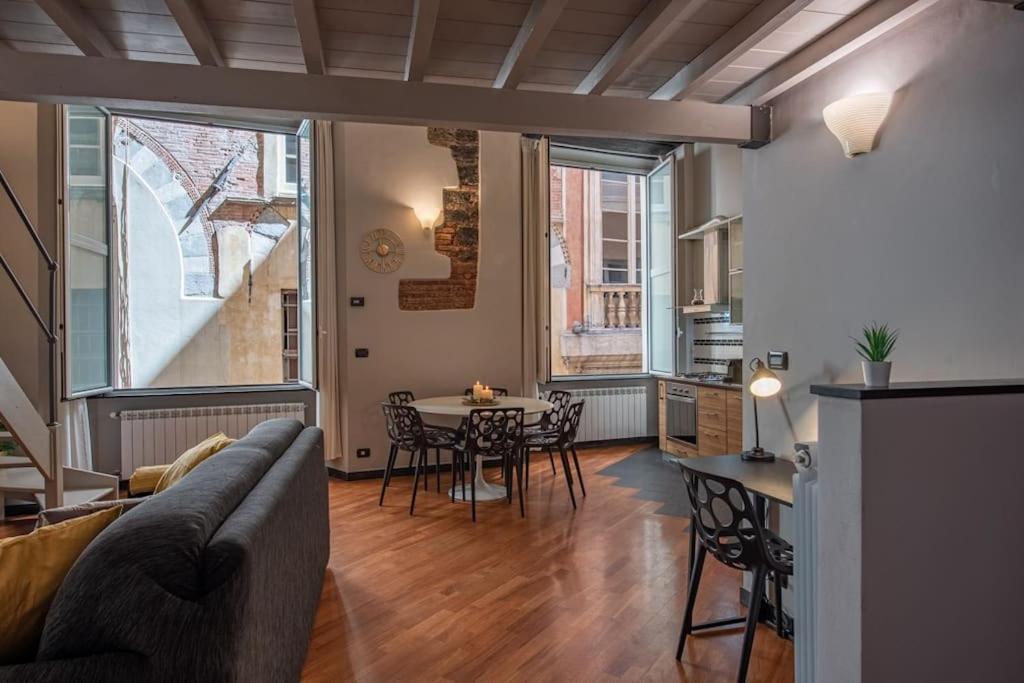 Apartment Elegant Two-level With In-room Tub