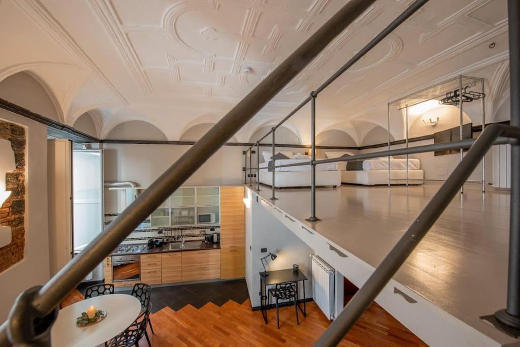Apartment Elegant Two-level With In-room Tub