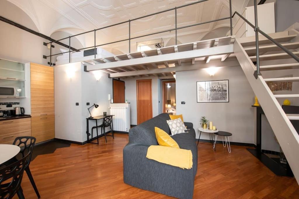 Apartment Elegant Two-level With In-room Tub *